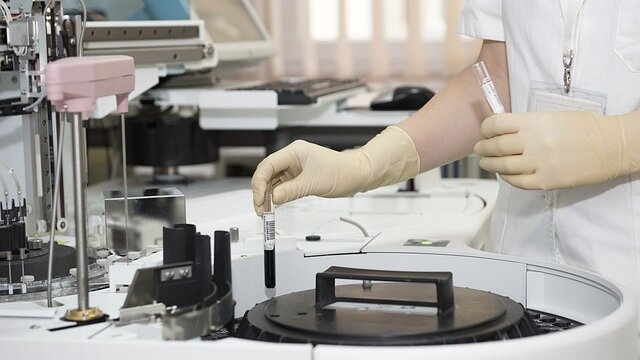laboratory-563423_640